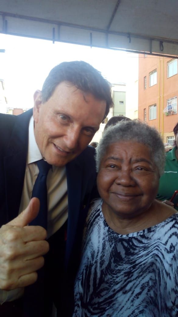 Marcelo Crivella com a mãe de Alfredo Cartilha